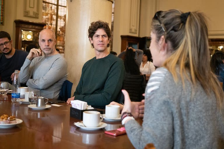 Larreta y Lousteau, en la confitería Las Violetas, en Almagro