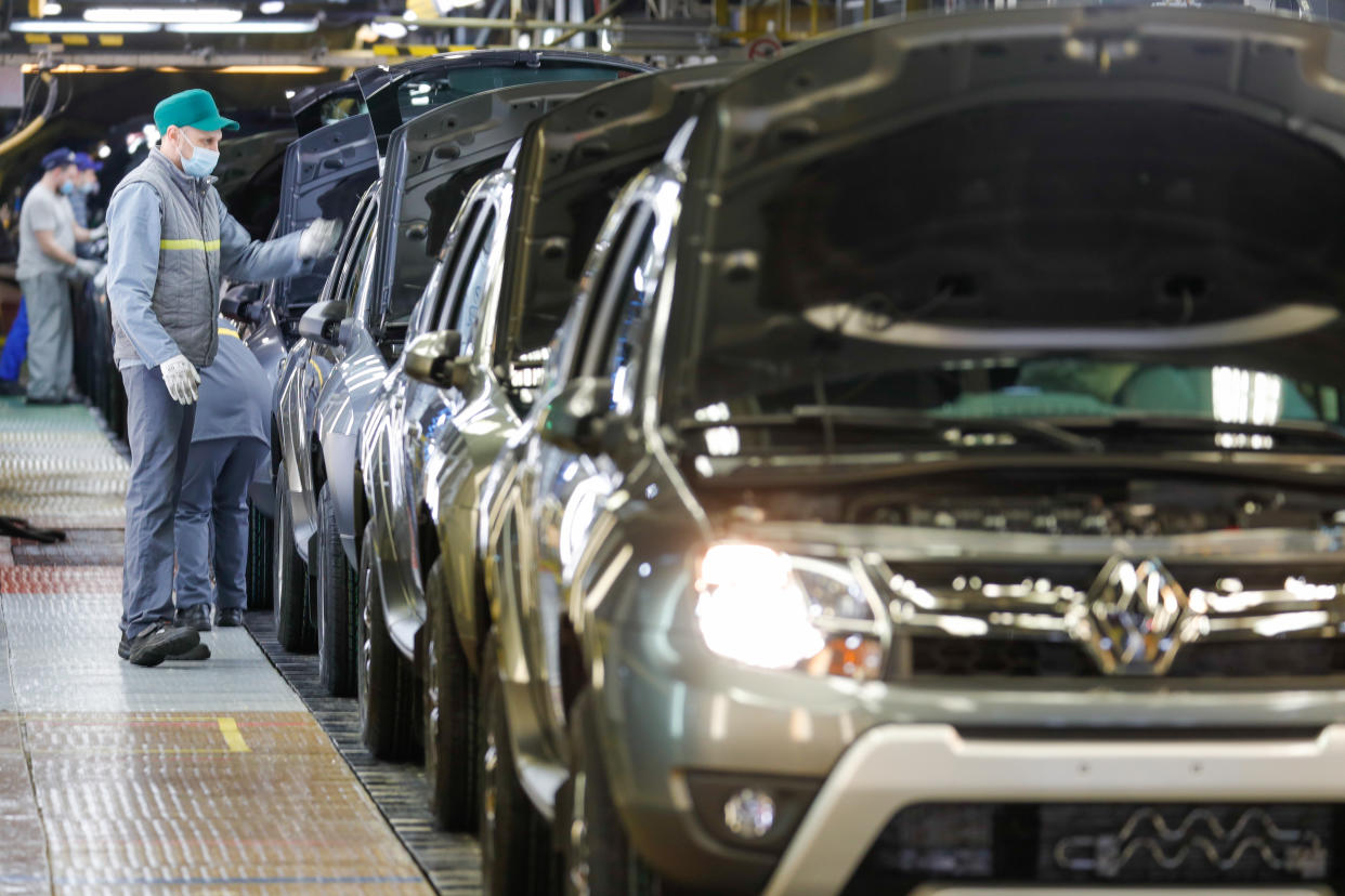 MOSCOW, RUSSIA - DECEMBER 15, 2020: Workers conduct a final check of a Renault Duster at the Moscow plant of Renault producing cars under the Logan, Sandero, Arkana and Duster brands. Mikhail Japaridze/TASS (Photo by Mikhail Japaridze\TASS via Getty Images)