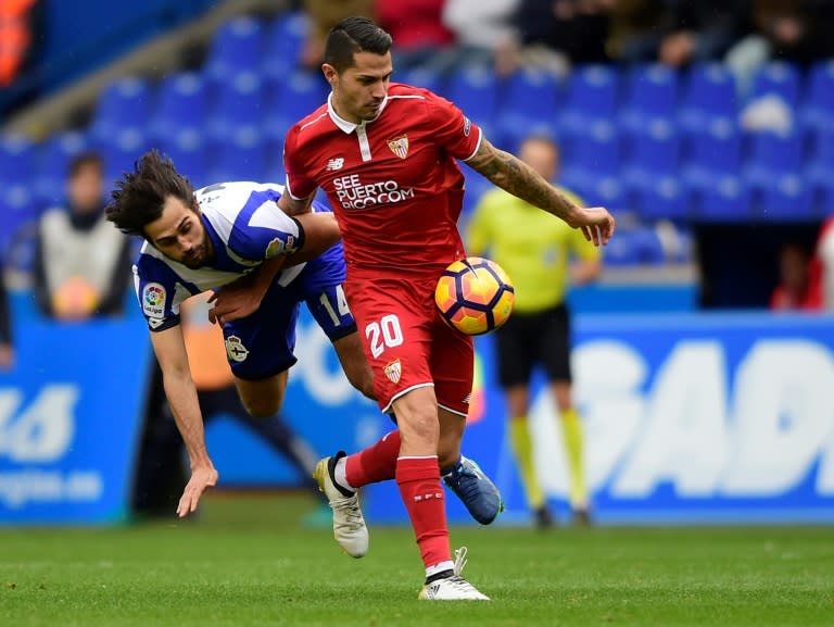 Sevilla forward Vitolo (R) gets away from Deportivo La Coruna defender Alejandro Arribas Garrido during the Spanish league match at the Municipal de Riazor Stadium in La Coruna, northwest Spain on November 19, 2016