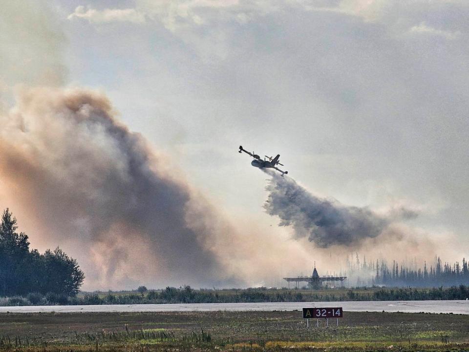 An air tanker doing drops in the Hay River, N.W.T. area.