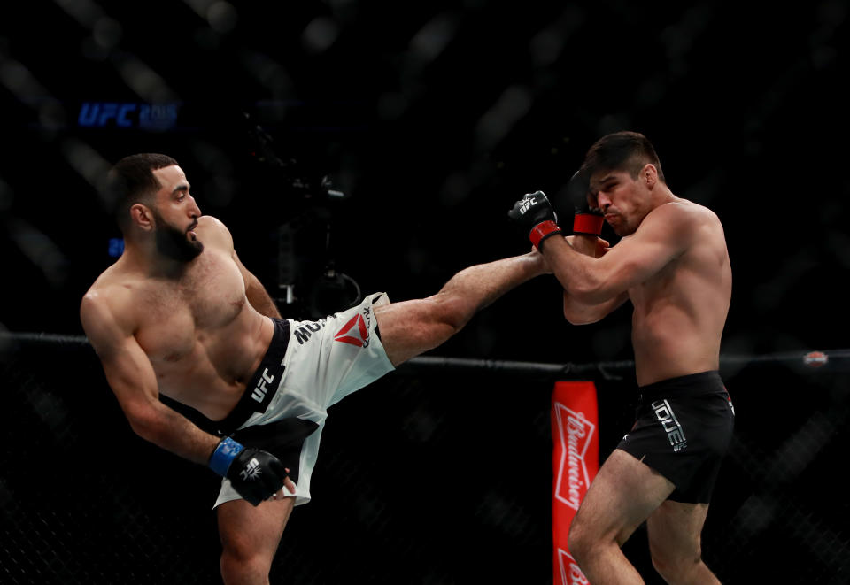 NUEVA YORK, NY - 12 DE NOVIEMBRE: Belal Muhammad de los Estados Unidos (L) pelea contra Vicente Luque de Brasil en su pelea de peso welter durante el evento UFC 205 en el Madison Square Garden el 12 de noviembre de 2016 en la ciudad de Nueva York.  (Foto de Michael Reaves/Getty Images)