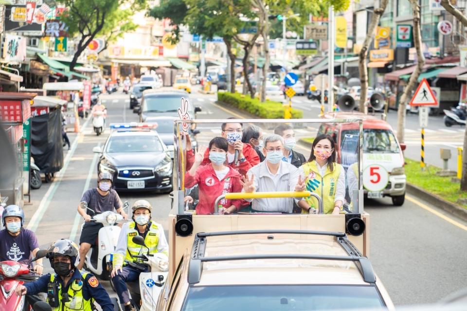 陳建仁(中)陪候選人大車掃。   圖：趙天麟服務處提供