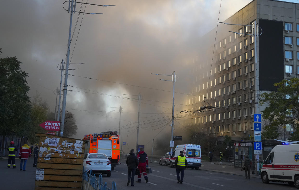 Una columna de humo en Kyiv, Ucrania, este lunes 17 de octubre (AP/Efrem Lukatsky)