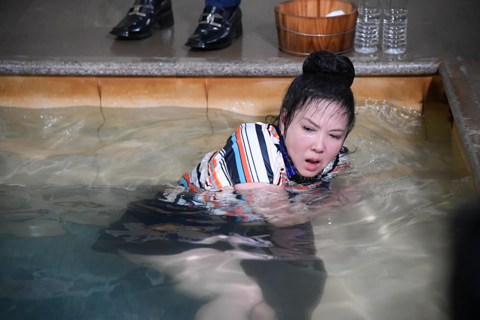 丁國琳在《天道》飾演惡女方彩霞，穿著泳衣泡湯卻遇上死對頭德馨（圖／三立）