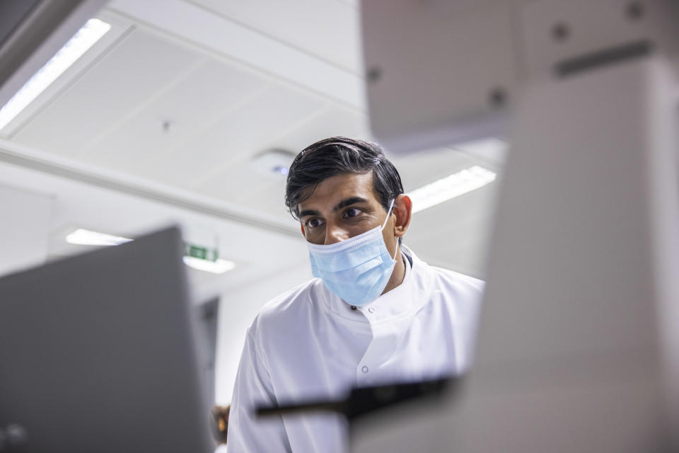 LONDON, ENGLAND - NOVEMBER 25: Chancellor Rishi Sunak visits the Imperial Clinic Research Facility at Hammersmith Hospital on November 25, 2020 in London, England. Chancellor of the Exchequer Rishi Sunak addressed the Commons on Tuesday, laying out plans for spending on infrastructure, jobs and public sector support, but warned that the economic emergency caused by the covid-19 pandemic had 