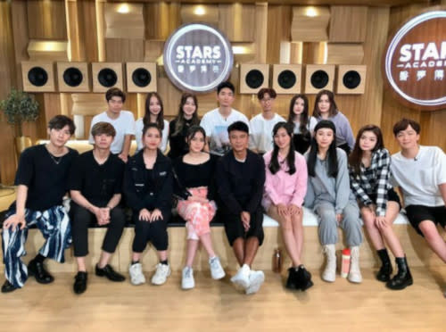 Hacken Lee with the contestants of 'STARS Academy'
