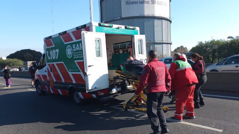 Una familia conformada por padres e hijos menores debió ser asistida tras protagonizar un violento incidente vial sobre la General Paz