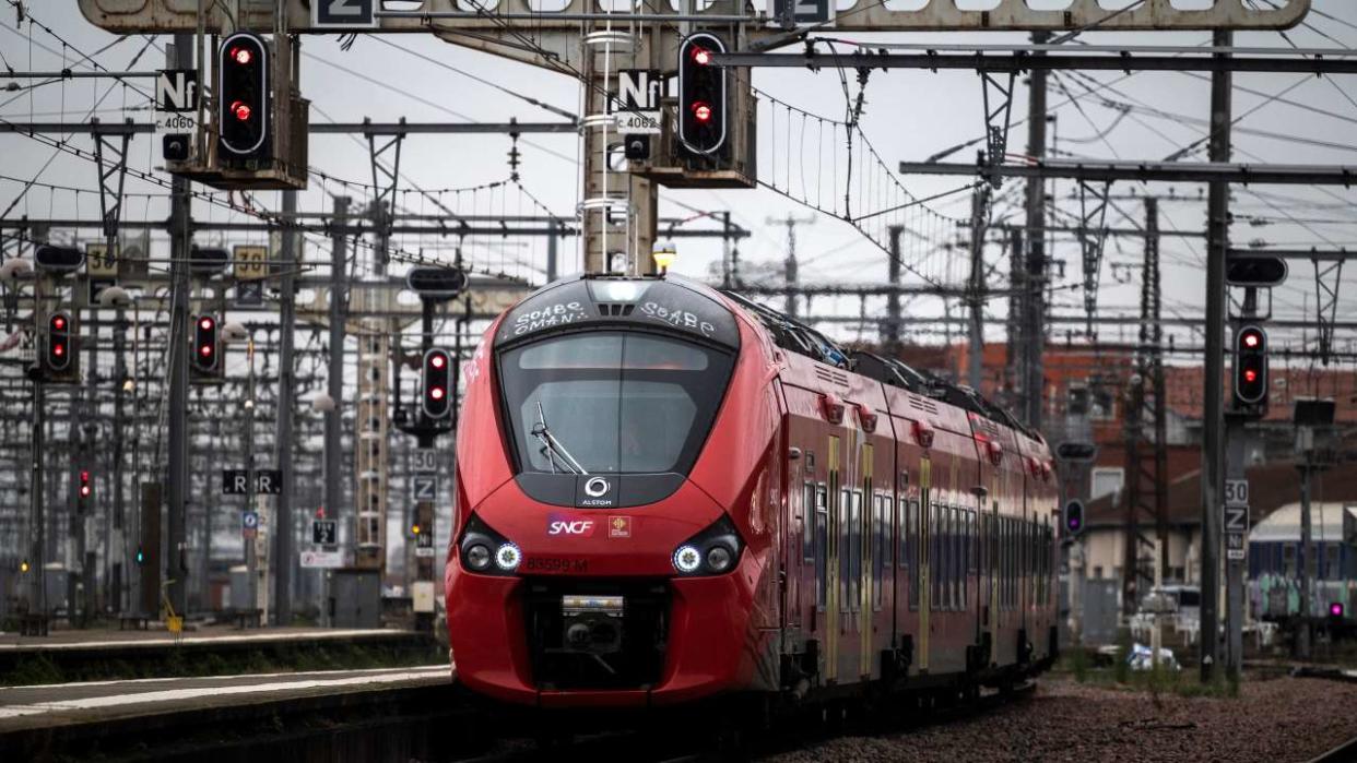 A train arrives to Matabiau train station in Toulouse, on December 2, 2022 during a strike organised by SNCF (French state rail company) controllers. - Complicated weekend in perspective in French stations: a strike launched by a collective of controllers has forced the SNCF to cancel 60% of its TGV and Intercites from December 2, 2022 to December 4, 2022, and raises fears of new disruptions during the end of year celebrations year. (Photo by Lionel BONAVENTURE / AFP)