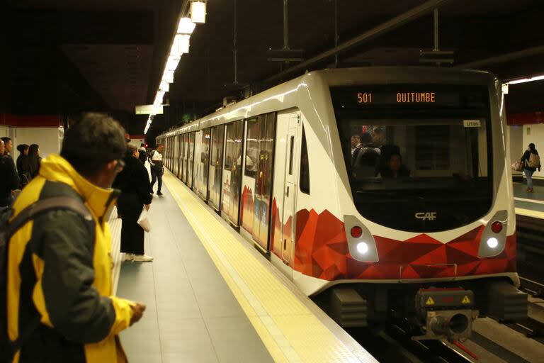 La gente espera para viajar en el metro de Quito después de que reanudó su servicio luego de un apagón