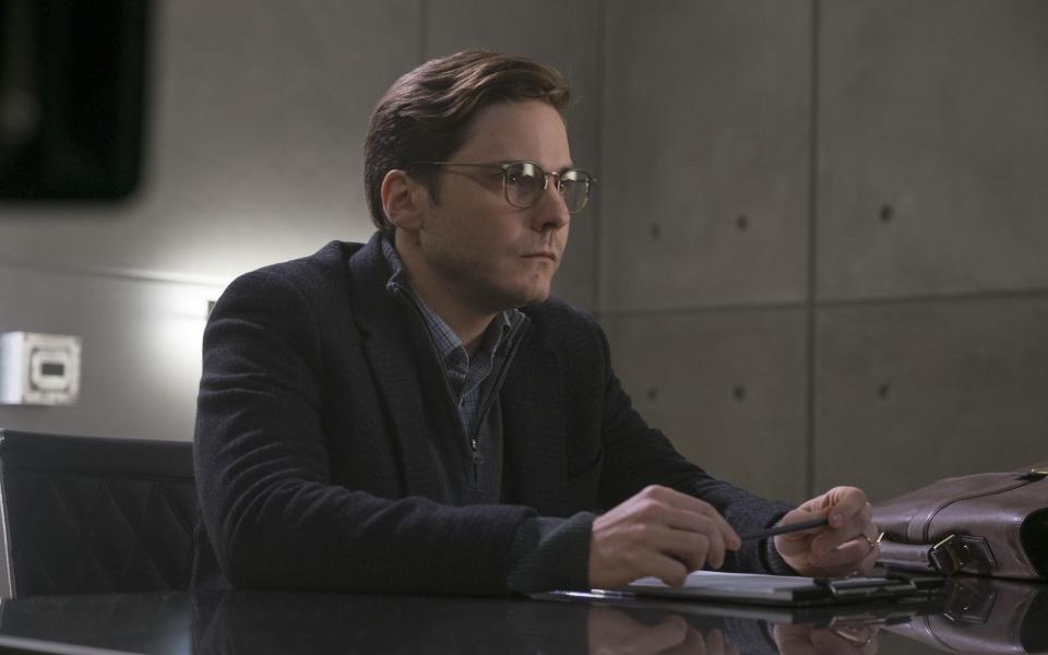 Der ehemalige Söldner Helmut Zemo (Daniel Brühl) ist clever, sein Motiv verständlich: Durch den Kampf zwischen den Avengers und Ultron kam seine Familie ums Leben, weswegen er auf Rache sinnte. Zemo verfolgte den Plan, dass sich die Gruppe von innen selbst zerstört. Zwar stellt er einen würdigen Gegenspieler dar, ist aber nicht mächtig genug, um die Avengers zu besiegen. (Bild: Marvel 2016 / Disney)