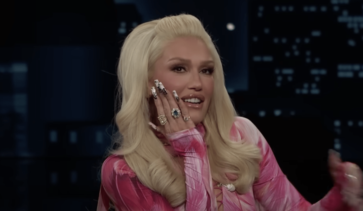 Gwen Stefani showed off her new emerald ring that Blake Shelton gave her for Valentine's Day. (ABC/Jimmy Kimmel Live)