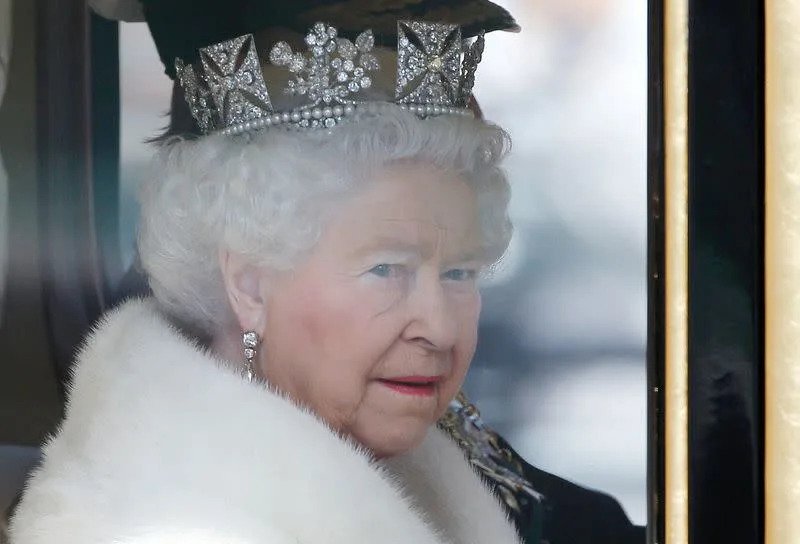 Tearful crowds sing ‘God Save the Queen’ at Buckingham Palace