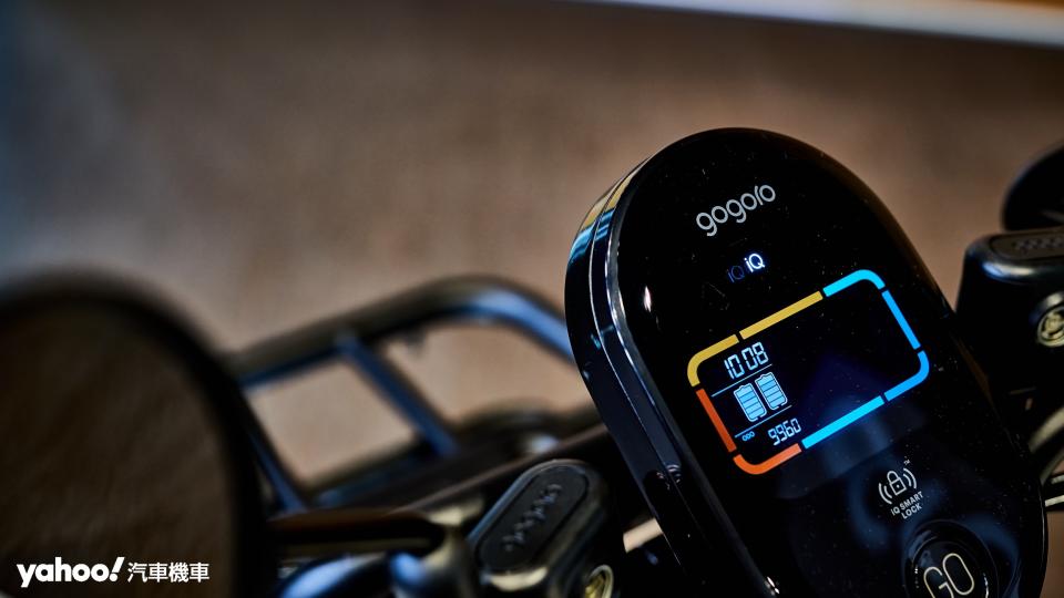 採用負顯背光液晶儀表的Gogoro CrossOver同樣具備iQ System、選配賽道碼表與其他智能用車配置。