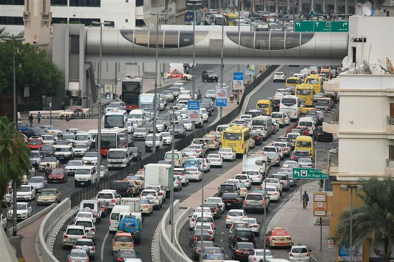 連假期間總是車潮眾多，民眾應做好車輛保養，避免車輛發生故障，導致影響行車安全及秩序。（示意圖／翻攝自unsplash）