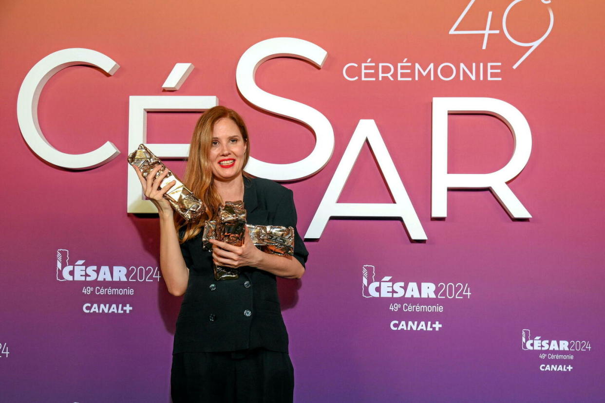 Justine Triet posant avec le césar du meilleur film à l'issue de la cérémonie.  - Credit:THIERRY LE FOUILLE/SIPA/SIPA / SIPA / THIERRY LE FOUILLE/SIPA/SIPA