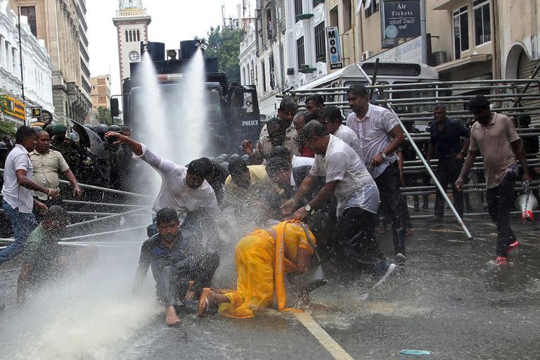 Los agricultores participan en una protesta antigubernamental que exige la renuncia del presidente de Sri Lanka, Gotabaya Rajapaksa, por la actual crisis económica del país en Colombo el 6 de julio de 2022. (Photo by AFP)