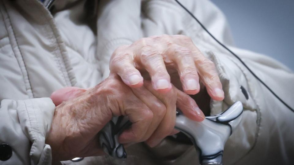 Manos de Irmgard Furchner con un bastón durante el juicio