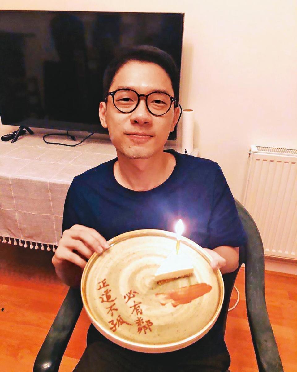 自從自己的生日成為劉曉波忌日，羅冠聰不再於生日當天慶生。7月底，即便人在英國，依舊有志同道合的朋友為他補慶生。（翻攝羅冠聰臉書）