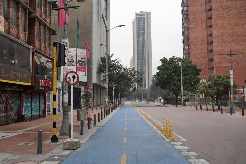 Panorámica de una calle solitaria durante el aislamiento obligatorio de cuatro días decretado por la alcaldía como medida preventiva contra la propagación del coronavirus en Bogotá, Colombia, 20 de marzo, 2020. REUTERS/Nathalia Angarita NO VENTA NO ARCHIVO