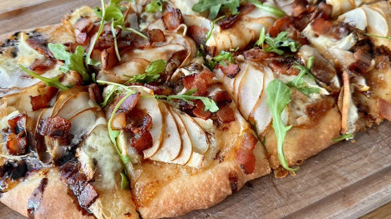 flatbread with bacon and brie