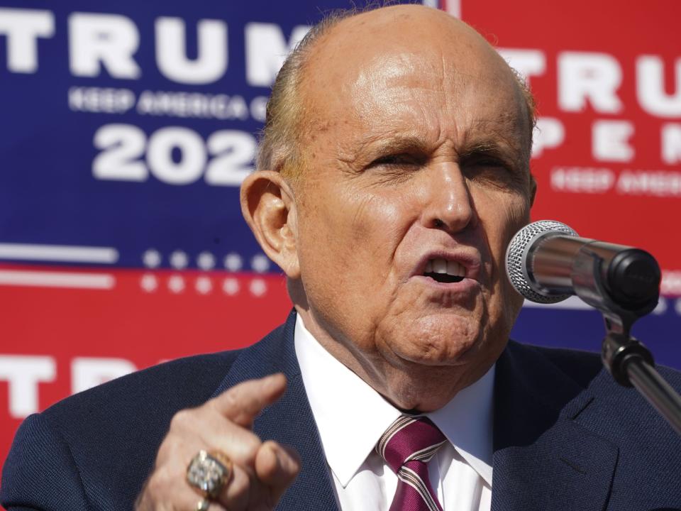 El abogado del presidente, Rudy Giuliani, habla en una conferencia de prensa en el estacionamiento de una empresa de jardinería el 7 de noviembre de 2020 en Filadelfia. (AFP via Getty Images)