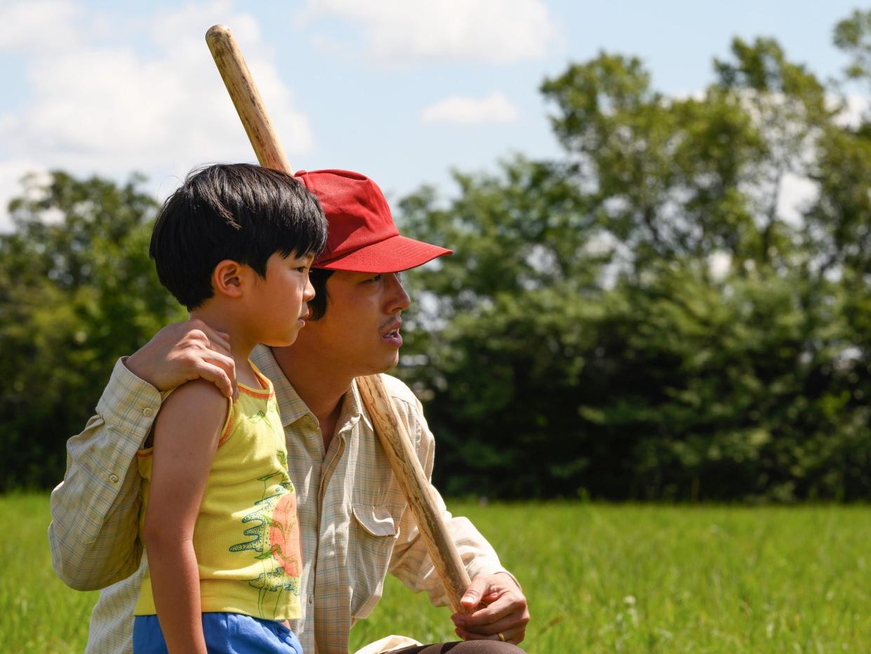 (De izquierda a derecha) Alan S. Kim, Steven Yeun (Photo by Melissa Lukenbaugh, Courtesy of A24)