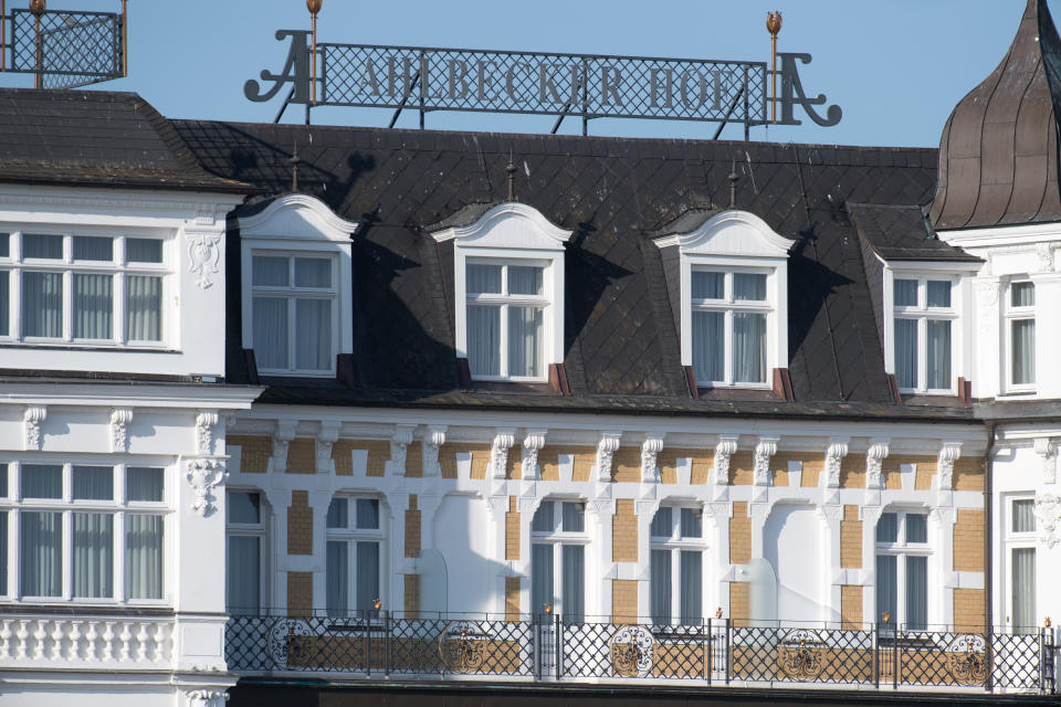 Mecklenburg-Vorpommern, Ahlbeck: Leere Balkons am geschlossenen Hotel "Ahlbecker Hof" im Seebad an der Ostseeküste. Von Montag an wird sich das ändern: Dann dürfen wieder Urlauber aus ganz Deutschland nach Mecklenburg-Vorpommern kommen. Foto: Stefan Sauer / dpa-Zentralbild / dpa