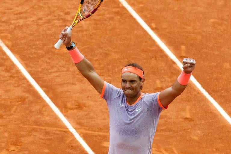 El español Rafael Nadal celebra después de ganar contra el argentino Pedro Cachin durante la tercera ronda del partido de tenis del torneo ATP Tour Madrid Open 2024 en la Caja Mágica de Madrid el 29 de abril de 2024. (OSCAR DEL POZO)