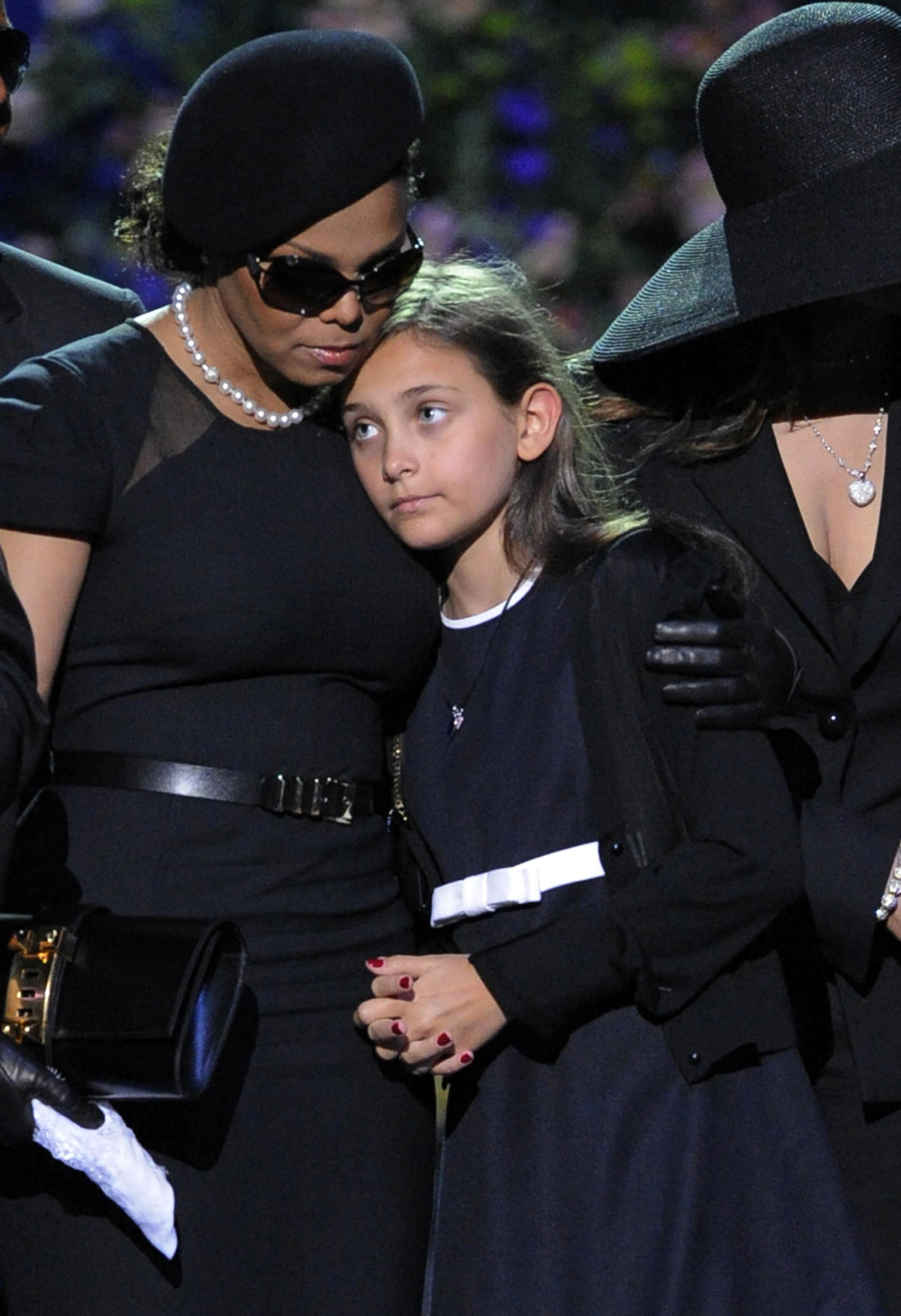 Memorial Service For Michael Jackson Draws Thousands Of Fans And Mourners (Mark Terrill / Getty Images)