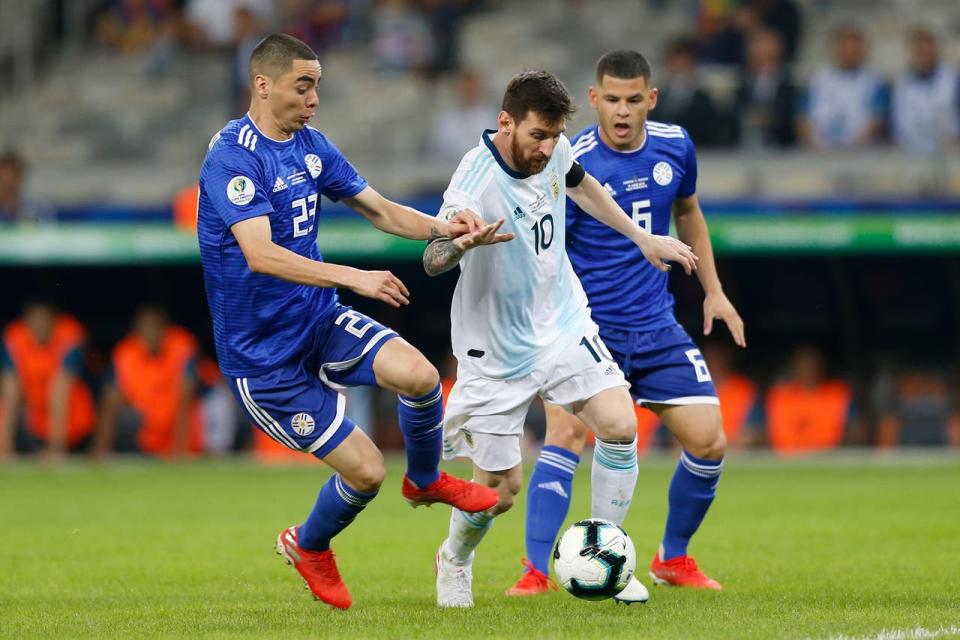 Messi maniobra ante la marca de Miguel Almirón en el último partido entre Argentina y Paraguay