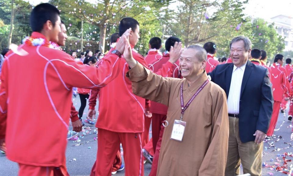 ▲奪下首座冠軍的普門中學棒球隊，偕同在106年度全國基層訓練站體操對抗錦標賽中，同獲佳績的體操隊返抵校園，受到普中董事長慧傳法師，和校長蔡國權早已率全校師生在校門口等候，以英雄式的歡迎迎接。（圖／佛光山人間社提供）