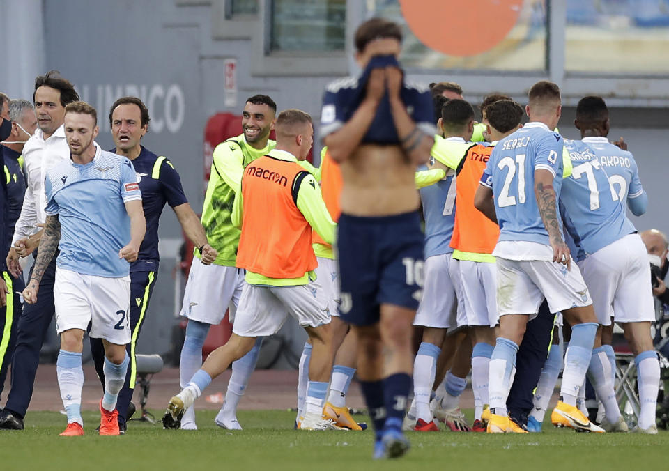 Felipe Caicedo es rodeado por sus compañeros de la Lazio tras anotar el gol del empate 1-1 contra la Juventus en la liga italiana, el domingo 8 de noviembre de 2020, en Roma. (AP Foto/Andrew Medichini)