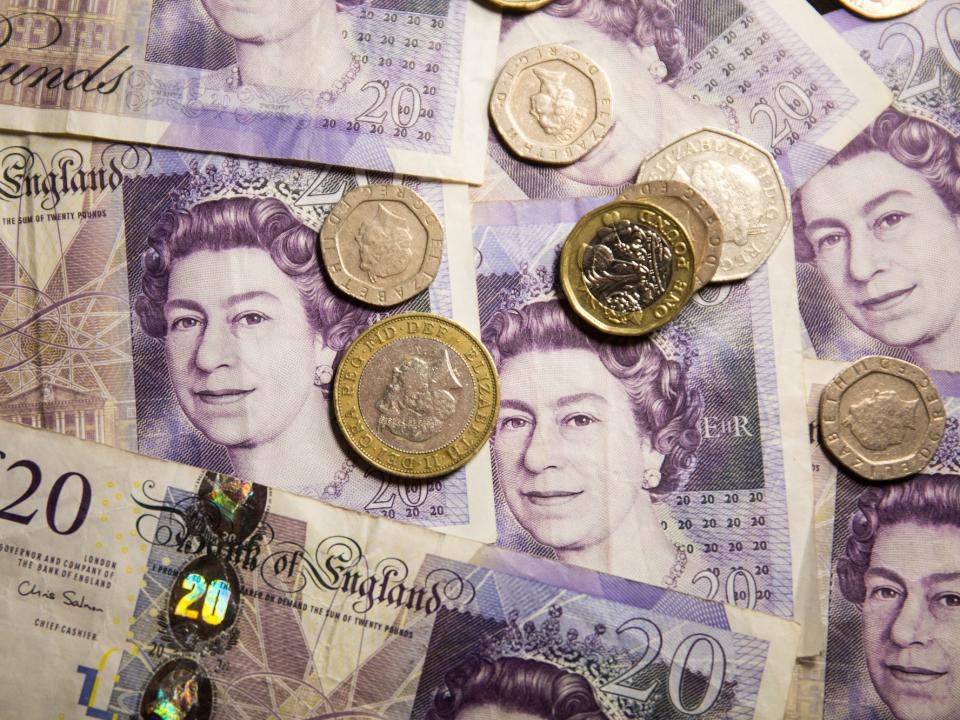 British bank notes and coins with the Queen's portrait.