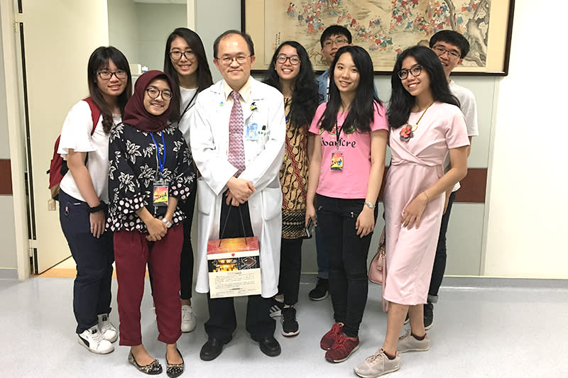 不定期參與生殖醫學的研討進修及指導學生，圖片由暖心陪孕-李宗賢醫生提供