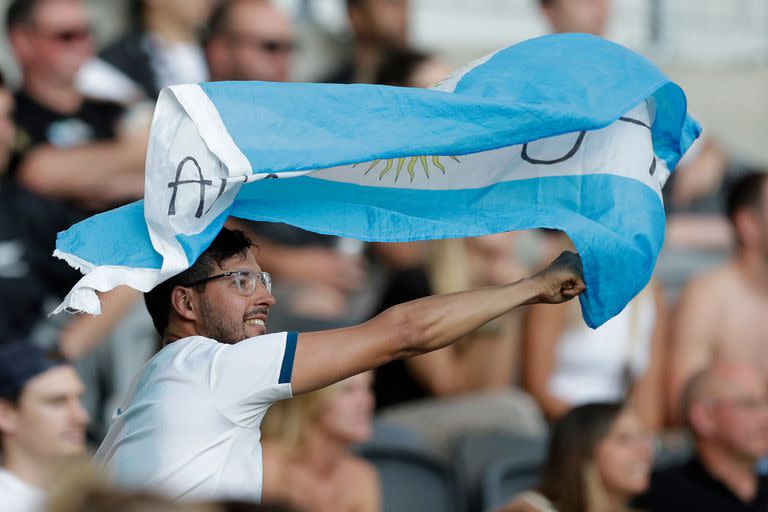 Hinchas argentinos en las tribunas festejan el triunfo de Los Pumas.