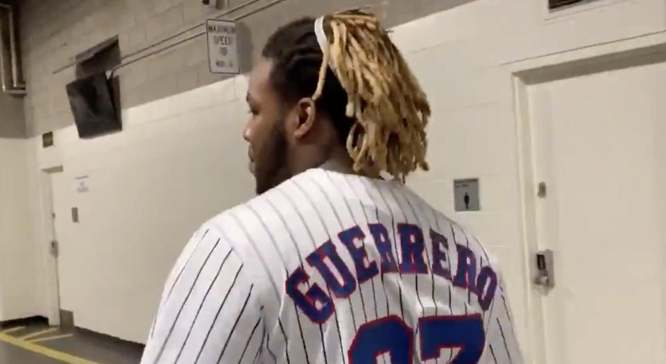 Vladimir Guerrero Jr. paid tribute to his dad by arriving at Rogers Centre in an Expos jersey. (@MarlyRiveraESPN/Twitter)