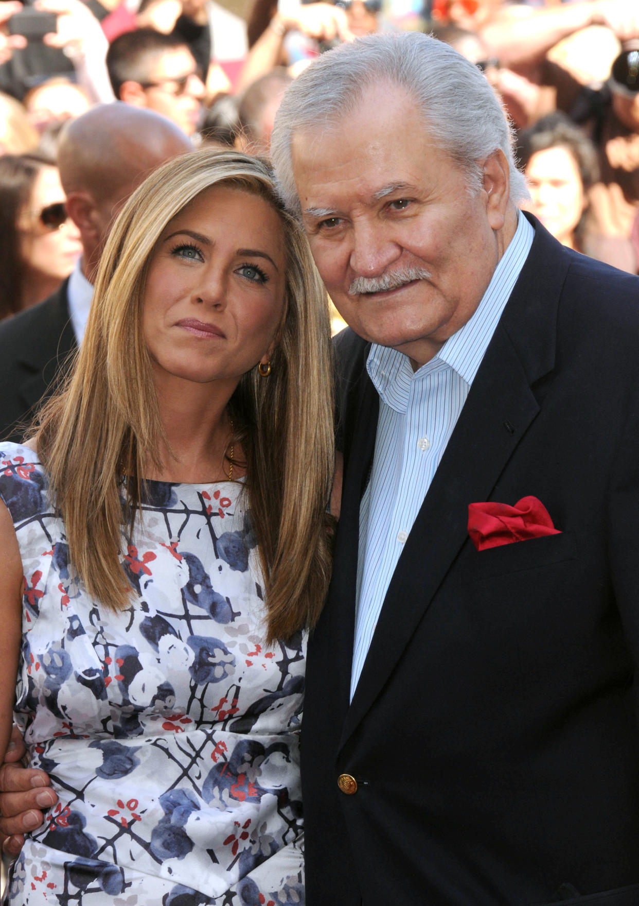 Jennifer Aniston y su padre John Aniston en el 2012.  (Photo by Albert L. Ortega/Getty Images)