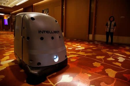 A robot cleans the hallway of the Marina Bay Sands convention centre in Singapore June 30, 2016. REUTERS/Edgar Su /Files