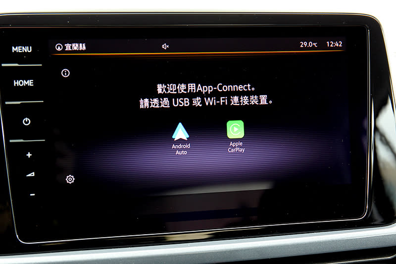 支援無線Apple CarPlay與Android Auto。