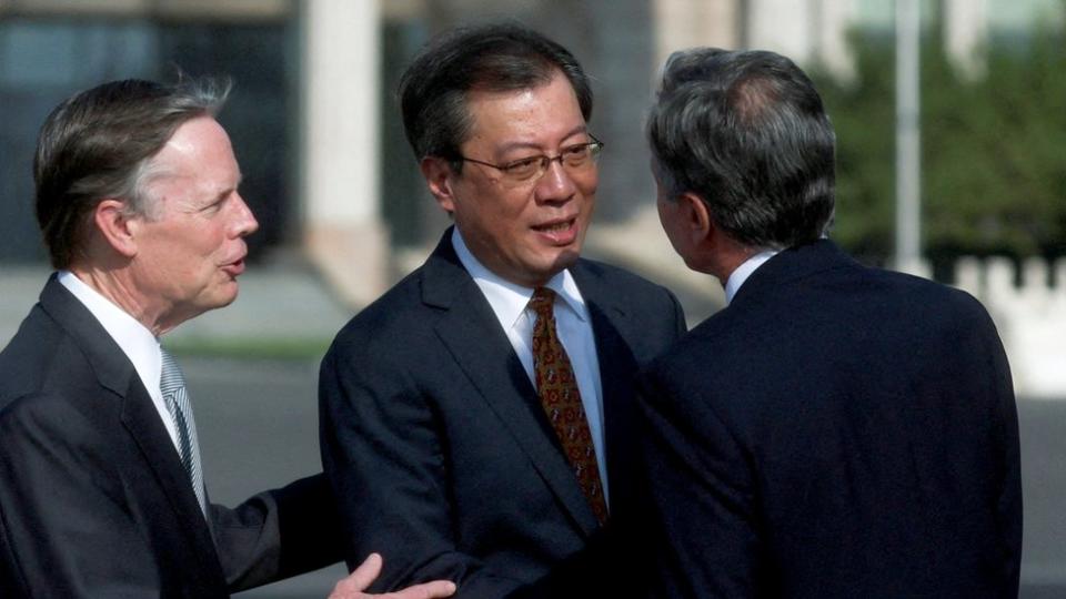 美國駐華大使伯恩斯（左）與中國外交部美大司司長楊濤（中）在北京首都機場迎接布林肯（右）（17/6/2023）