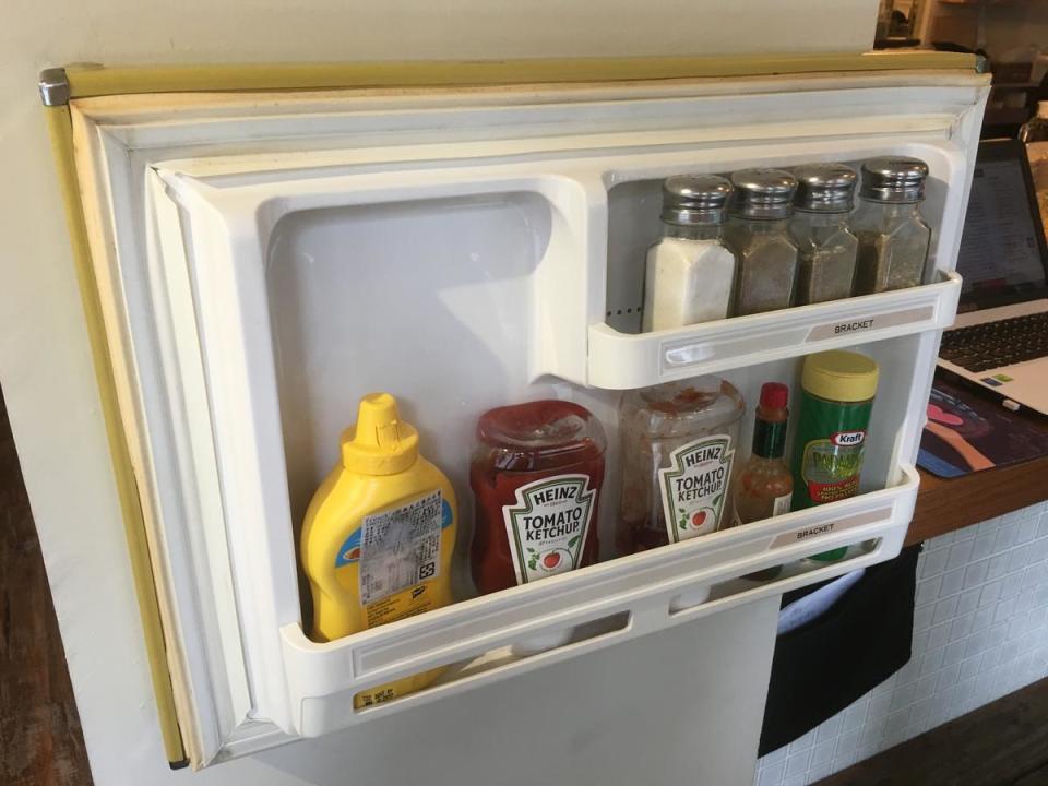 舊冰箱門拆下來當醬料櫃別具巧思，令人莞爾。