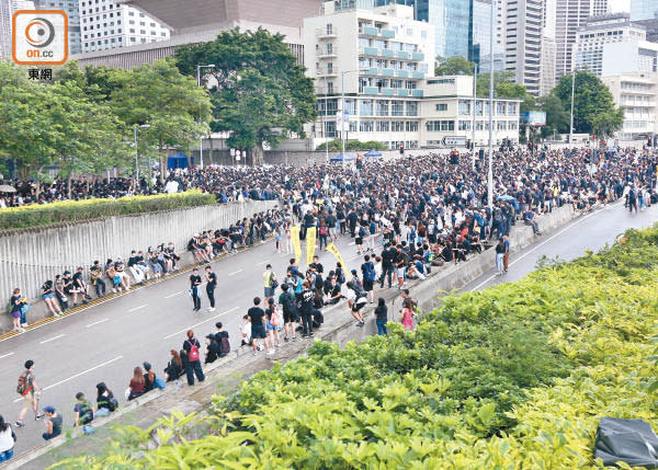 民主派昨午發起包圍特首辦，要求林鄭月娥下台及撤回修訂逃犯條例。（黃雄攝）