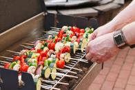 Besonders beliebt sind Spieße in allen Varianten - natürlich ohne Fleisch. Sie können Ihrer Fantasie freien Lauf lassen: Stecken Sie Paprika, Zwiebeln, Zucchini oder auch Tofu-Stücke abwechselnd auf einen Holzspieß. Grillen Sie ihn dann etwa vier Minuten von jeder Seite und servieren Sie den Spieß zum Beispiel mit einem erfrischenden Joghurt-Minz-Dip. (Bild: iStock / pelyte)