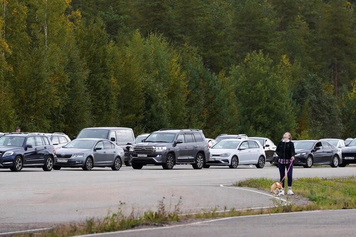 Automóviles haciendo cola para entrar en Finlandia desde Rusia en el punto de paso más meridional de Finlandia, Vaalimaa, a unas tres horas de viaje desde San Petersburgo, en Vaalimaa, Finlandia