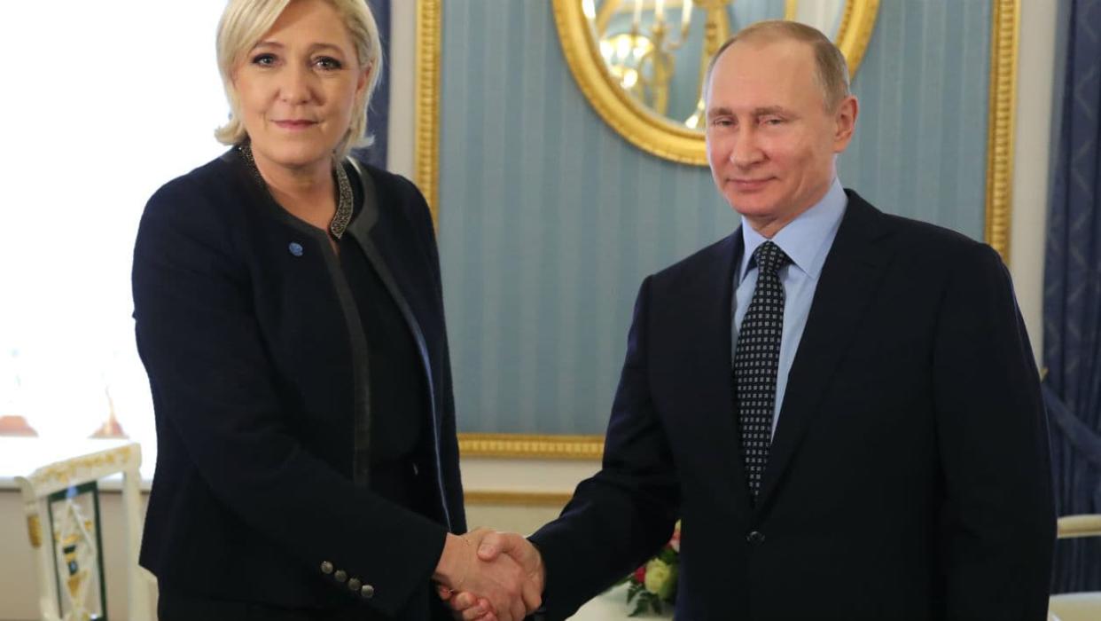 La photo de Marine Le Pen et Vladimir Poutine à Moscou en 2017, que la candidate RN a utilisée pour ses tracts de campagne.  - Mikhail Klimentyev-Sputnik-AFP