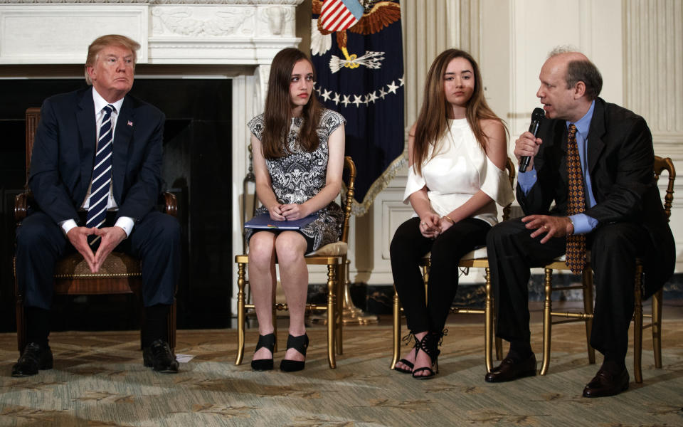 El presidente Donald Trump junto a dos estudiantes sobrevivientes del tiroteo en la escuela Marjory Stoneman Douglas High y el padre de una de ellas en la Casa Blanca. (AP)