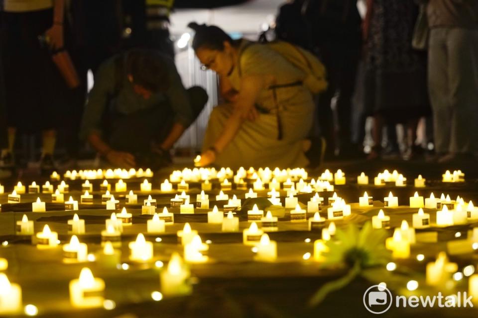 大約2000位台港民眾在中正紀念堂民主大道舉行的「追求民主，無畏無懼—六四35週年晚會」中，點上燭光追悼1989年北京64學運的罹難者。   圖：張良一/攝