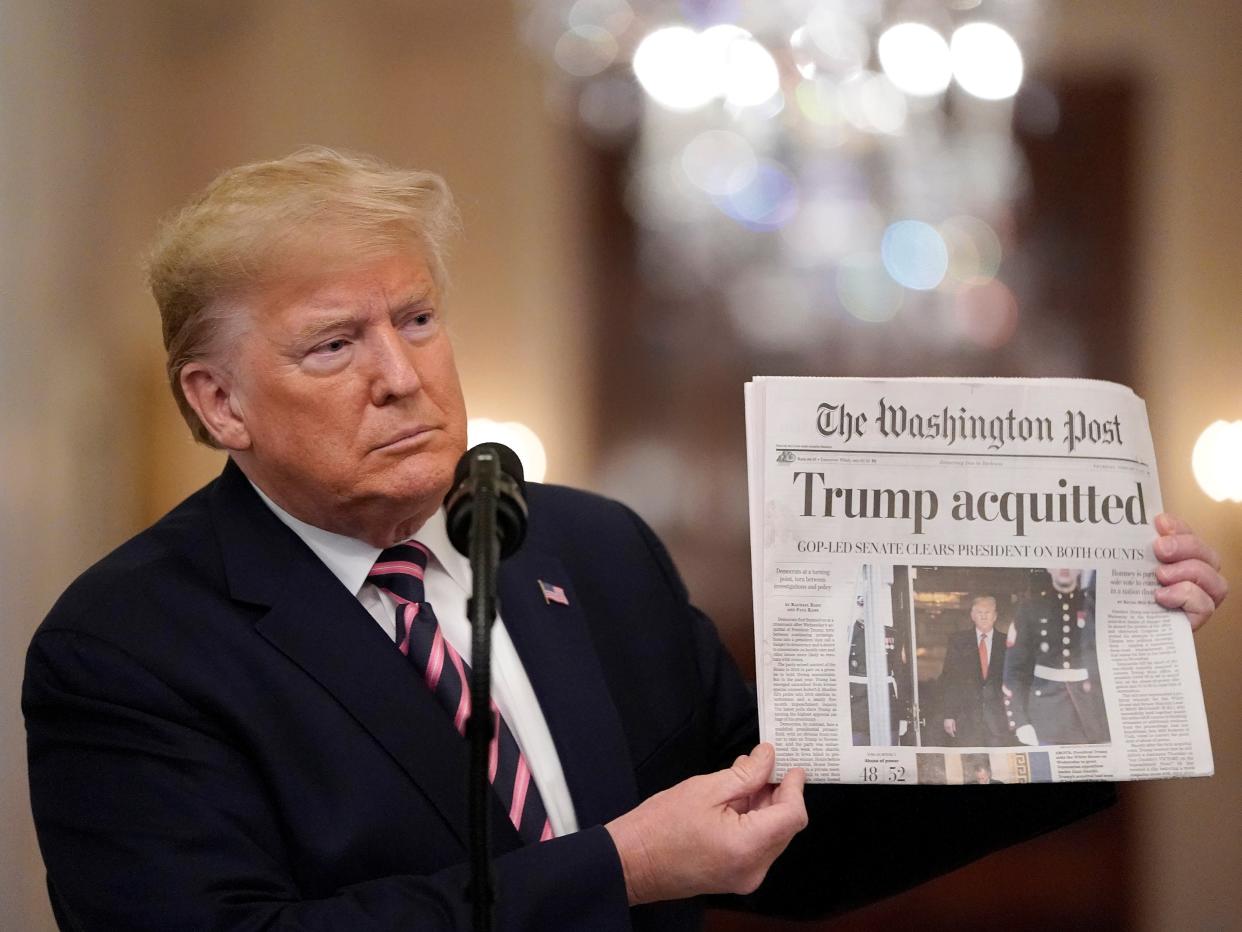 Donald Trump blande una copia del Washington Post luego de su absolución de juicio político (Getty Images)