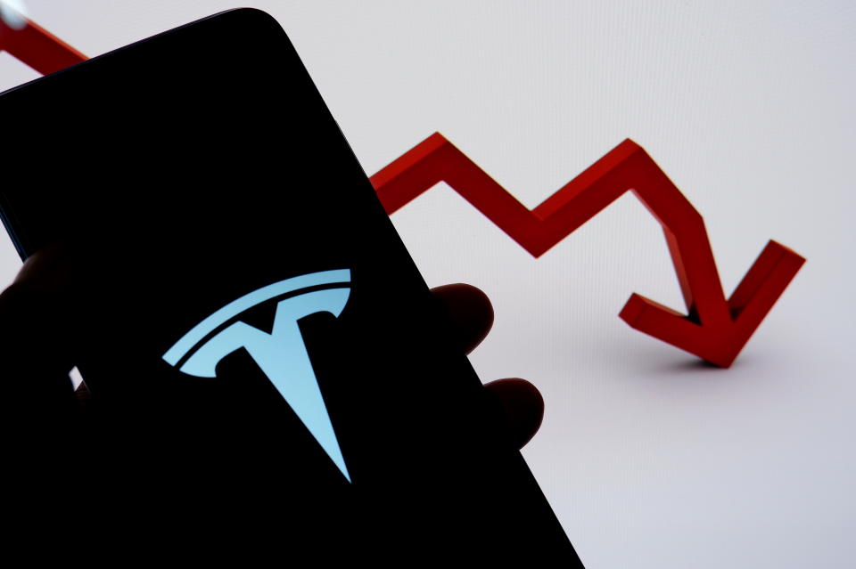 Las acciones de Tesla cayeron un 63% desde su máximo en noviembre pasado, de manera que se trata de la mayor caída desde su debut en el mercado en 2010. (Foto: Avishek Das/SOPA Images/LightRocket via Getty Images)