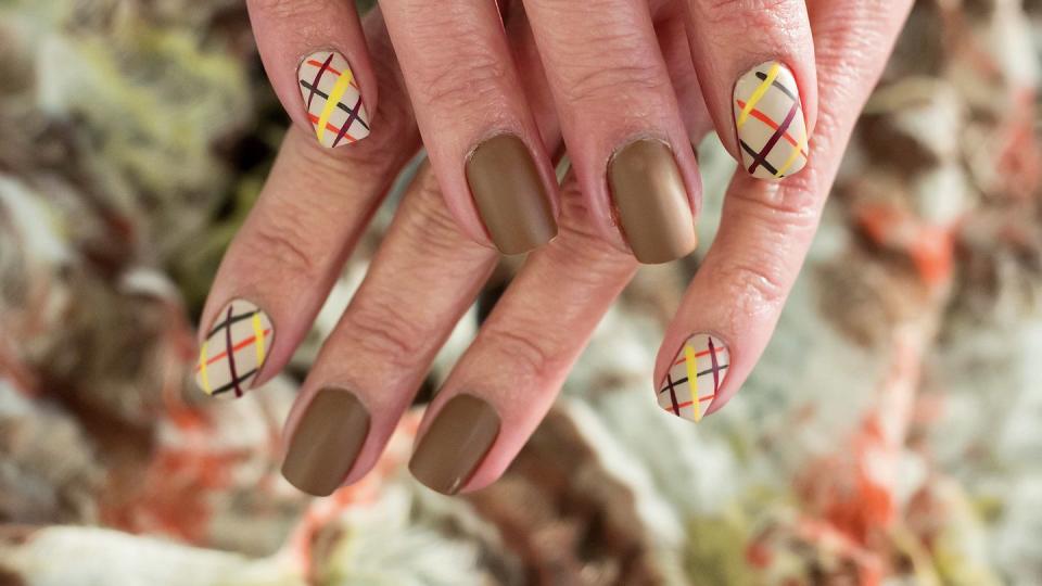 fall nail ideas plaid matte design